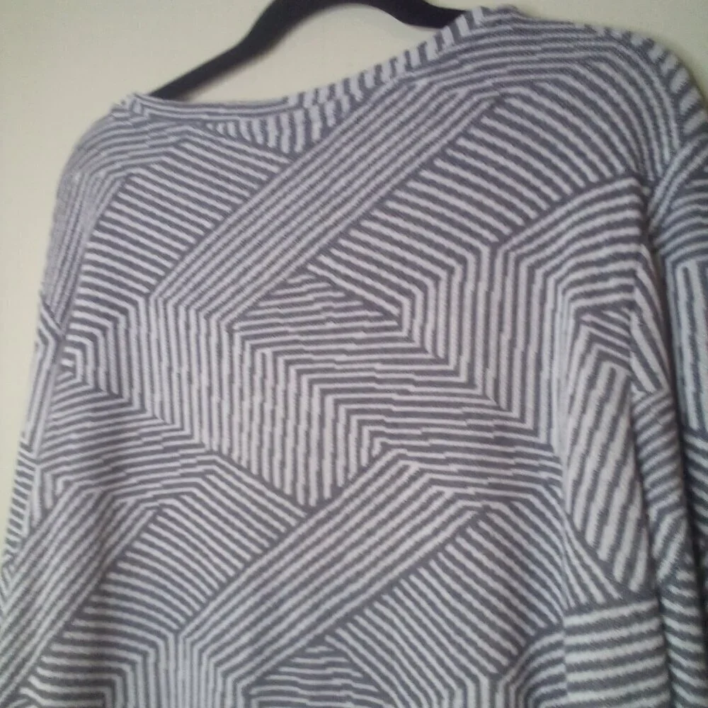 Ellen Tracy Sweater Pullover XL Women Long Sleeve Pattern Gray White